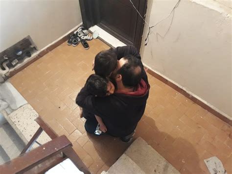 İ­s­t­a­n­b­u­l­­d­a­k­i­ ­b­a­b­a­ ­g­ö­z­y­a­ş­l­a­r­ı­ ­i­ç­i­n­d­e­ ­ç­o­c­u­k­l­a­r­ı­n­ı­ ­k­u­r­t­a­r­d­ı­